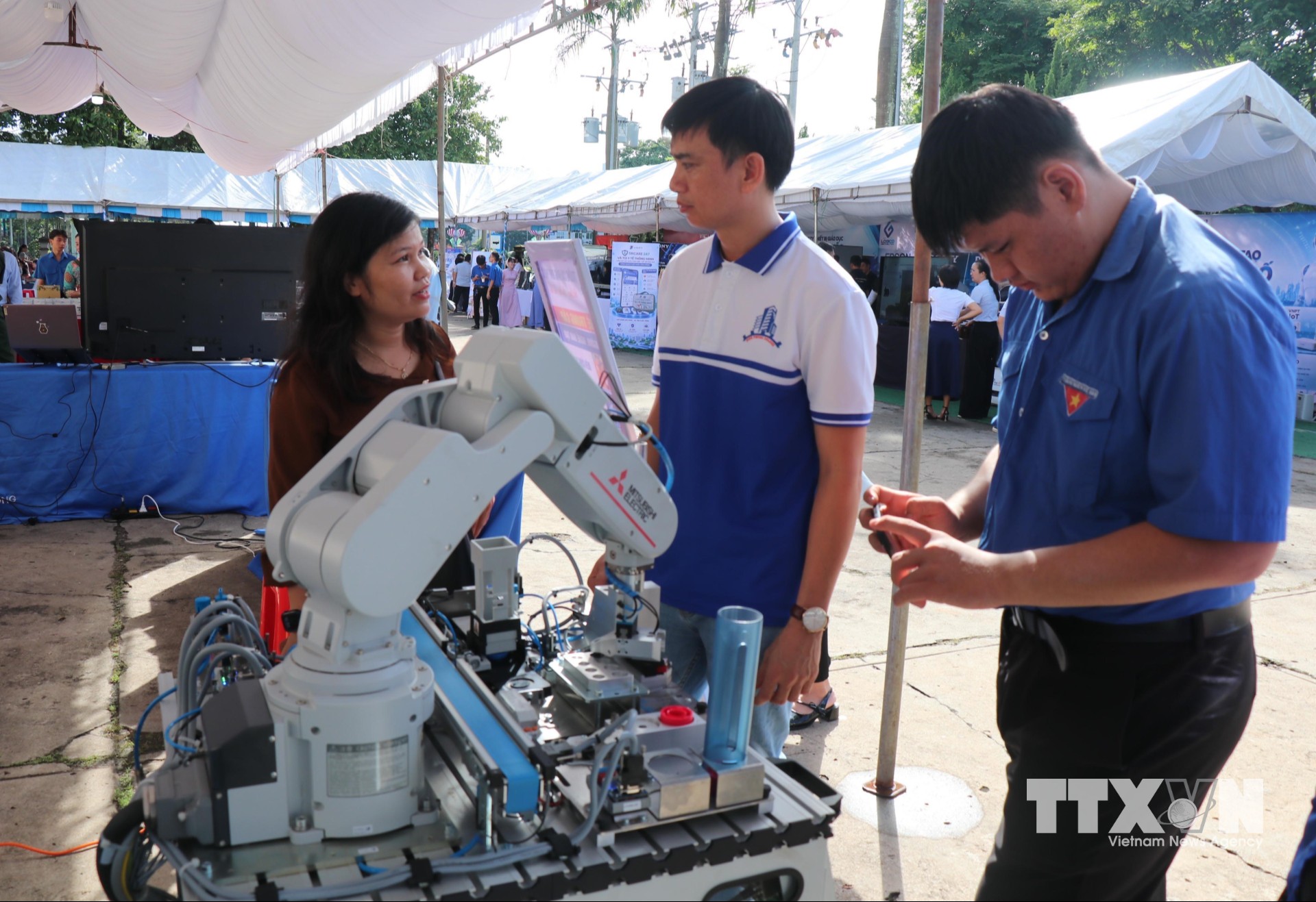 Trải nghiệm, tìm hiểu mô hình robot công nghiệp tại khu trưng bày công nghệ trong khuôn khổ hoạt động ra mắt Không gian đổi mới sáng tạo phường Bình Phước, ngày 10/10/2026. (Ảnh: Đậu Tất Thành/TTXVN)